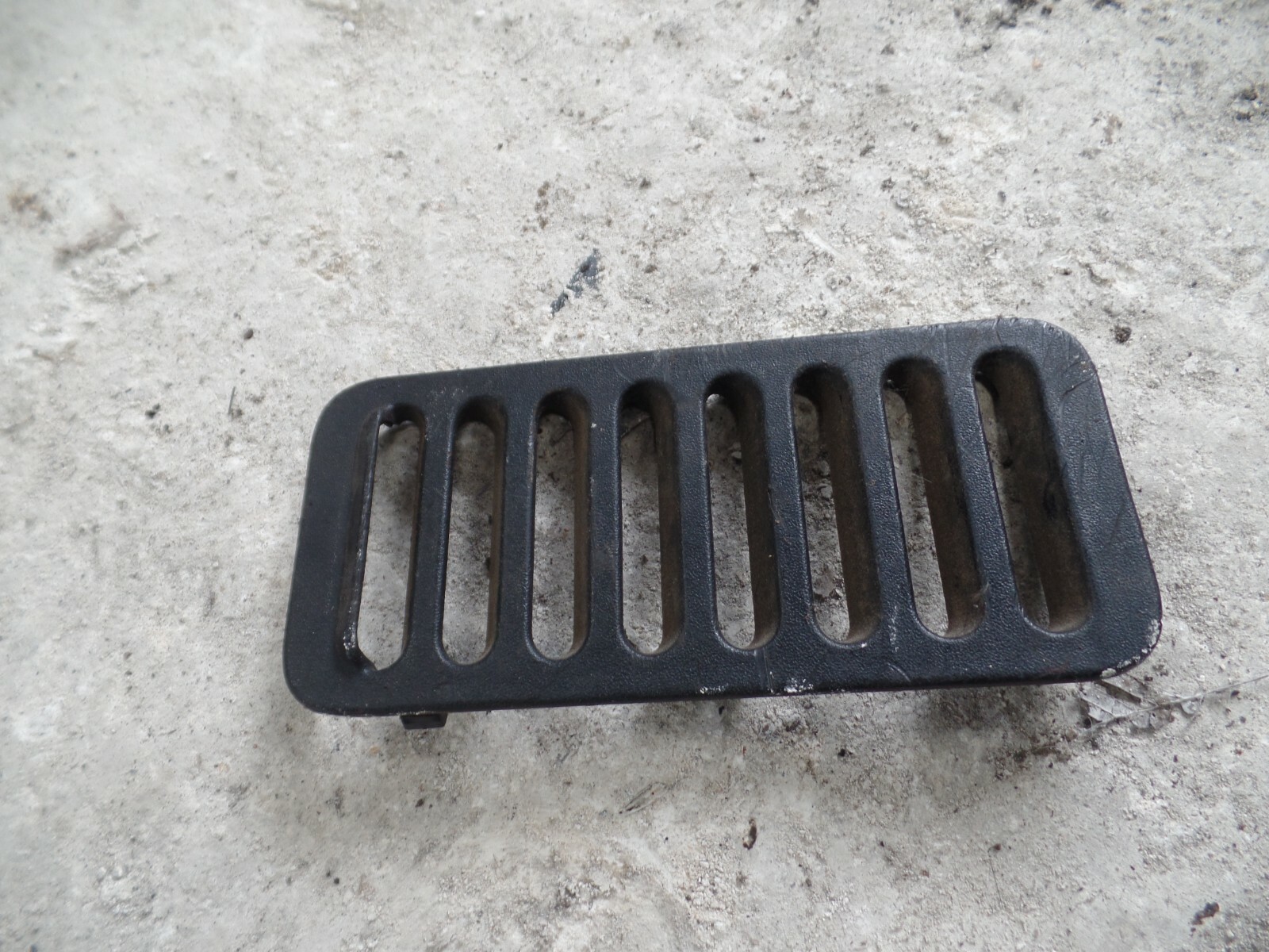 2003 LAND ROVER DISCOVERY. BOOT PLASTIC TRIM.
