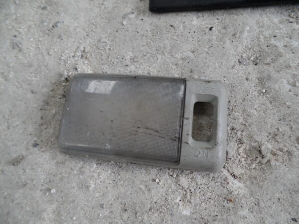 2003 LAND ROVER DISCOVERY. INTERIOR LIGHT COVER.