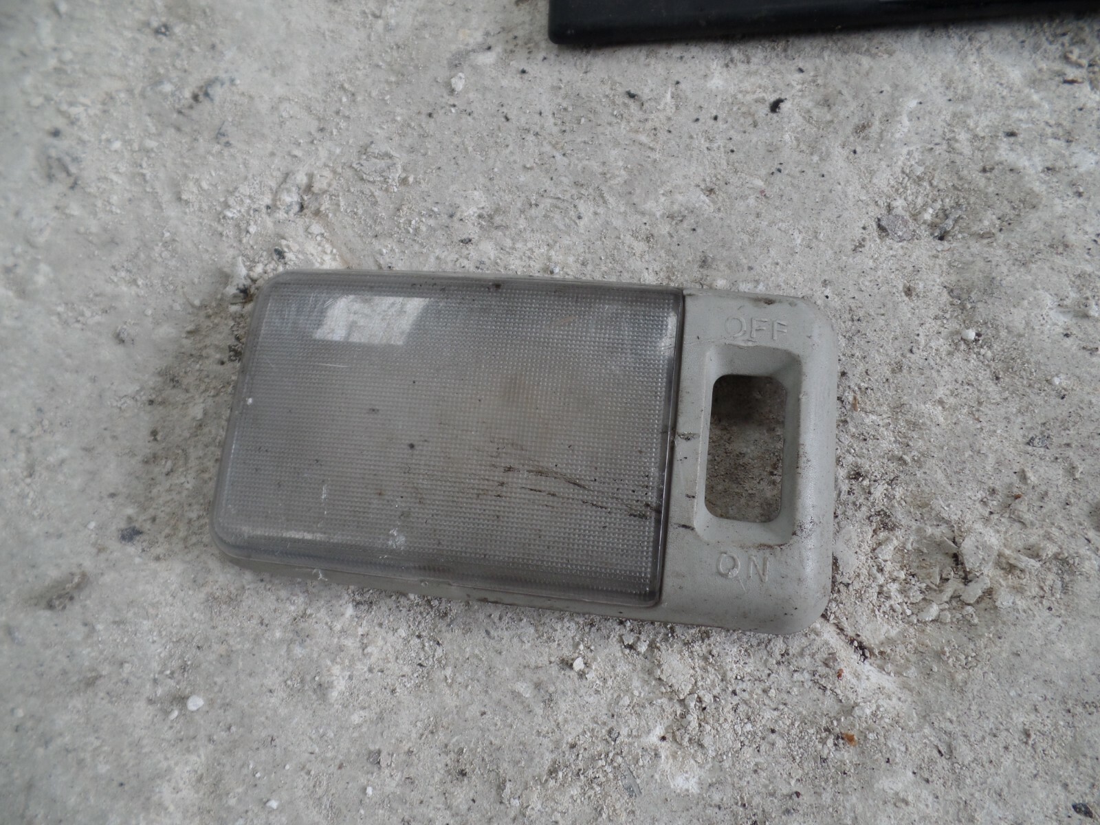 2003 LAND ROVER DISCOVERY. INTERIOR LIGHT COVER.