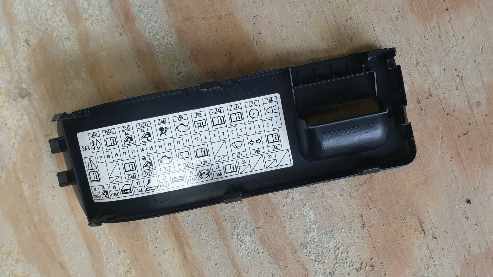 2005 HONDA JAZZ 1.4 PETROL AUTOMATIC. FUSE BOX COVER. - Image 2