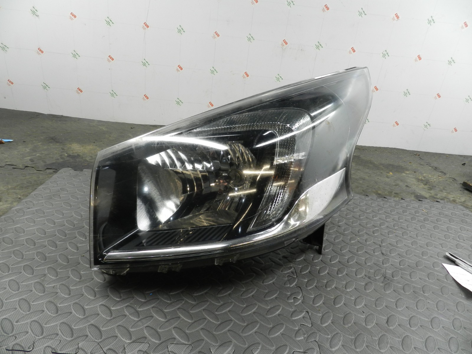(H0022) INSURANCE DAMAGED HEADLIGHT VAUXHALL VIVARO PASSENGER SIDE 1LE01156517