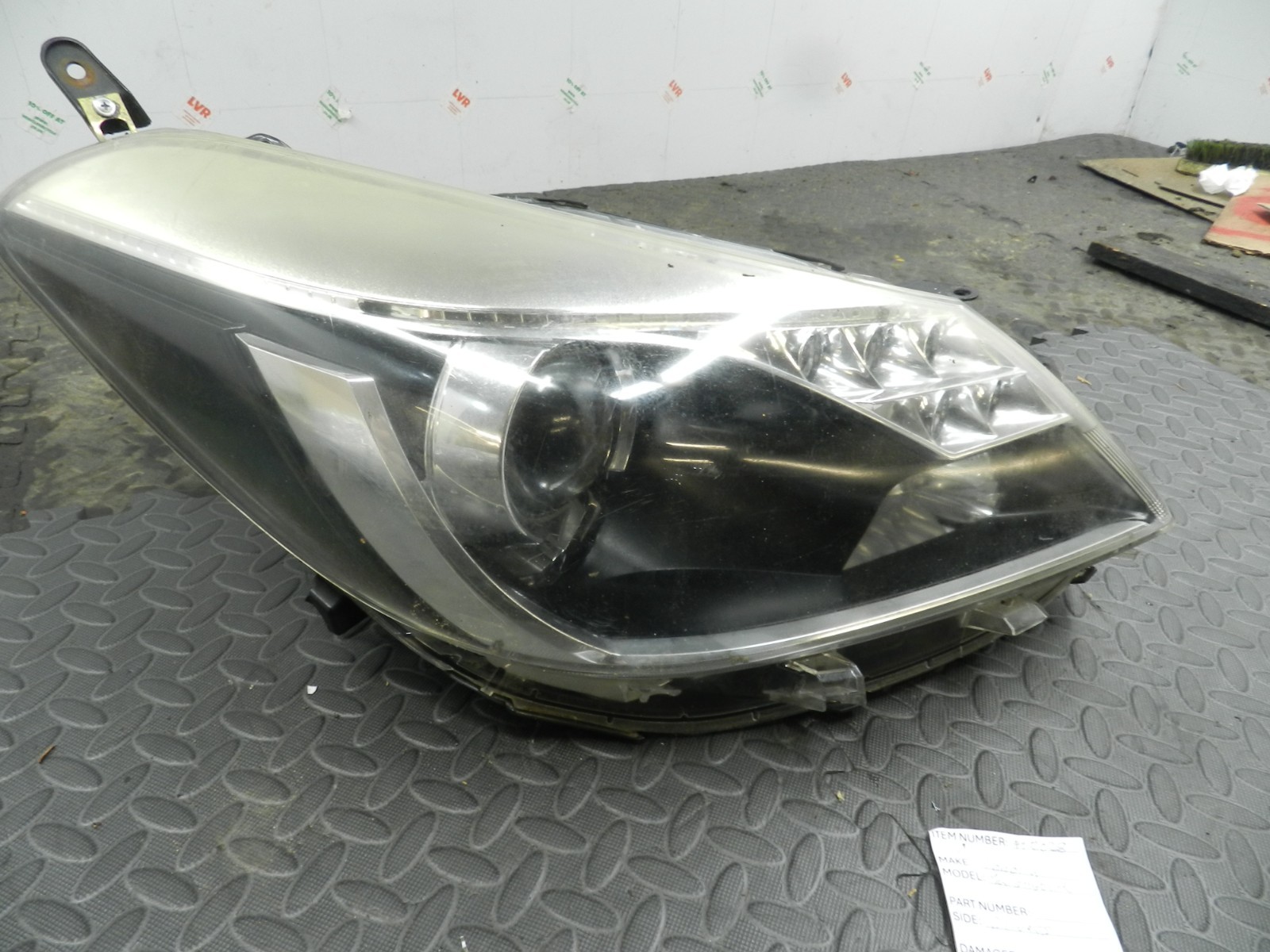 (H0028) INSURANCE DAMAGED HEADLIGHT TOYOTA YARIS HYBRID DRIVER SIDE 811300D500