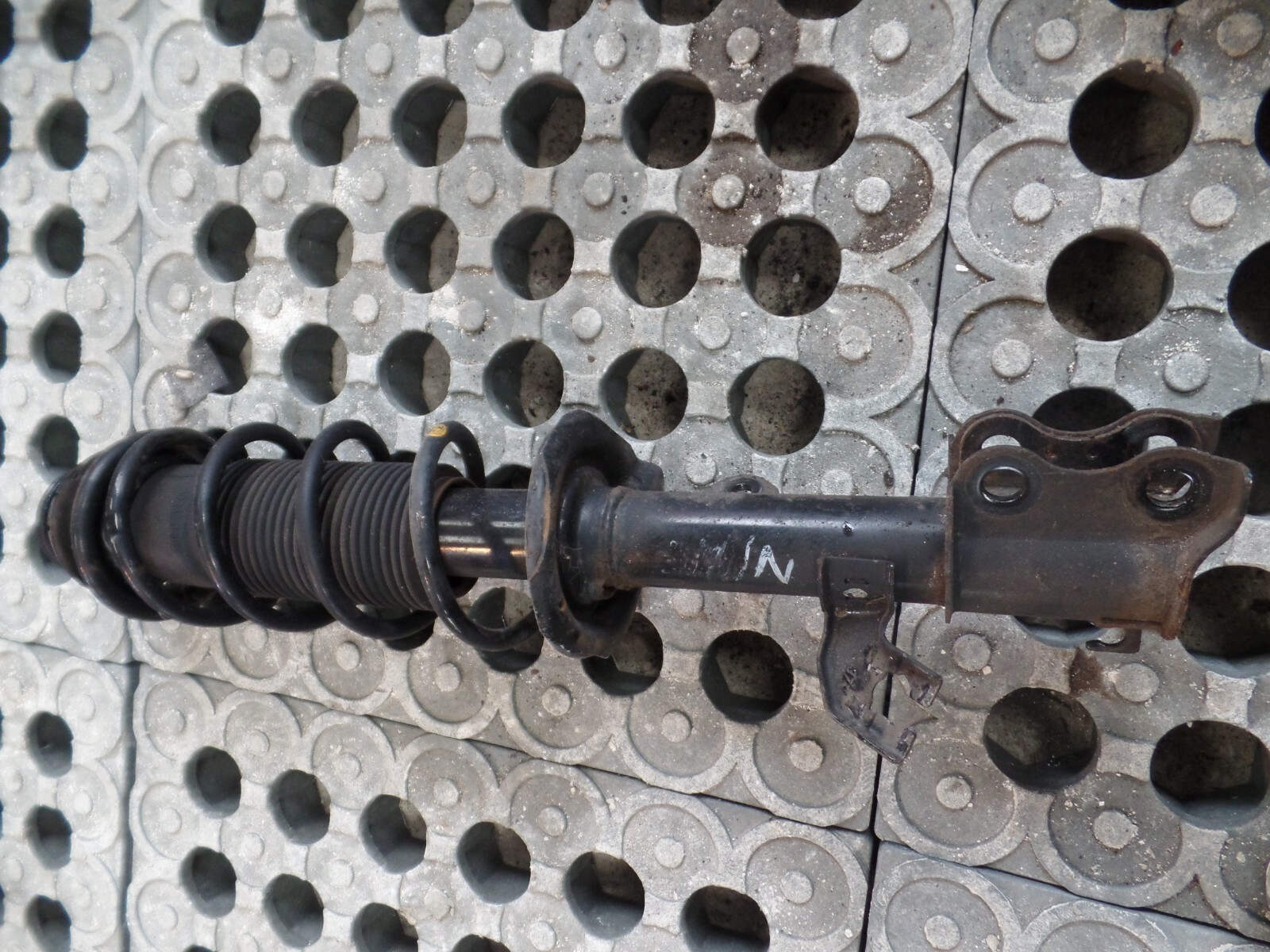 MK2 Nissan Note 2015 – Drivers O/S/F Suspension Leg / Shock absorber