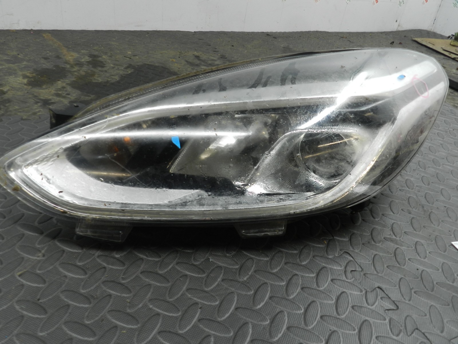 (H0030) INSURANCE DAMAGED HEADLIGHT FORD FIESTA PASSENGER SIDE H1BB-13W030-DE