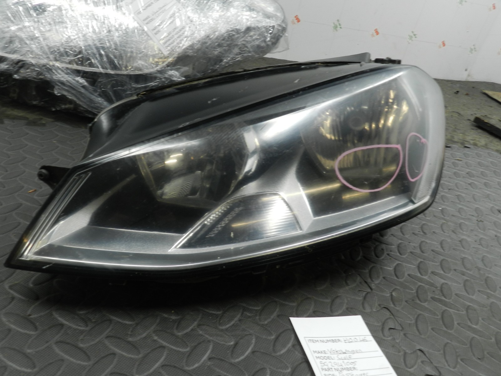 (H0046) INSURANCE DAMAGED HEADLIGHT VOLKSWAGEN GOLF PASSENGER SIDE 5G2941005