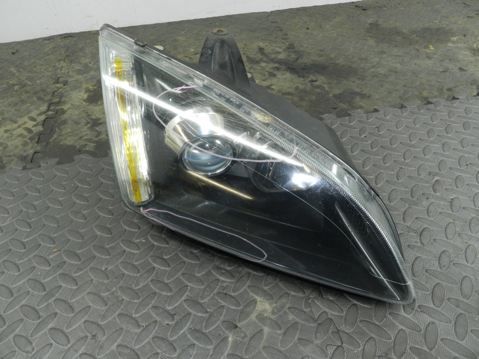 (H0055) INSURANCE DAMAGED HEADLIGHT FORD FOCUS DRIVER SIDE