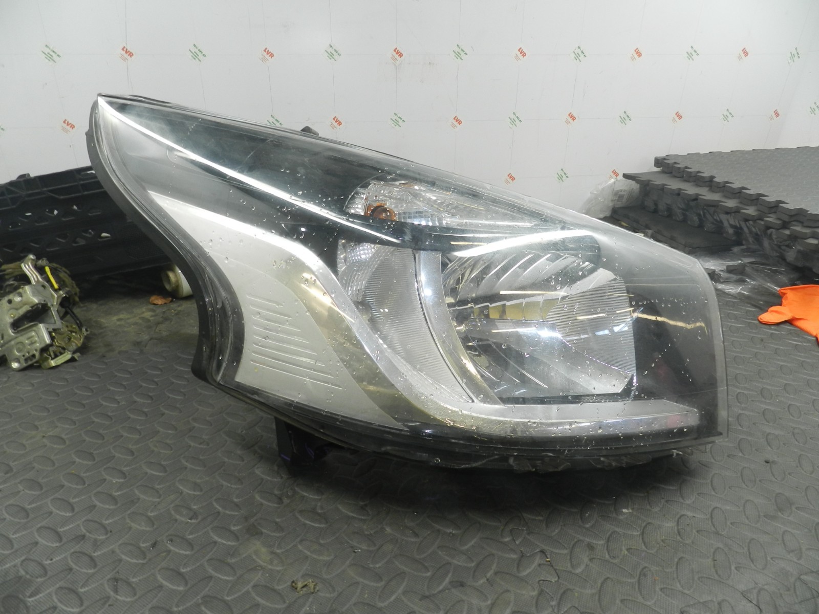 (H0079) INSURANCE DAMAGED HEADLIGHT RENAULT TRAFFIC DRIVER SIDE 1LE011410-44