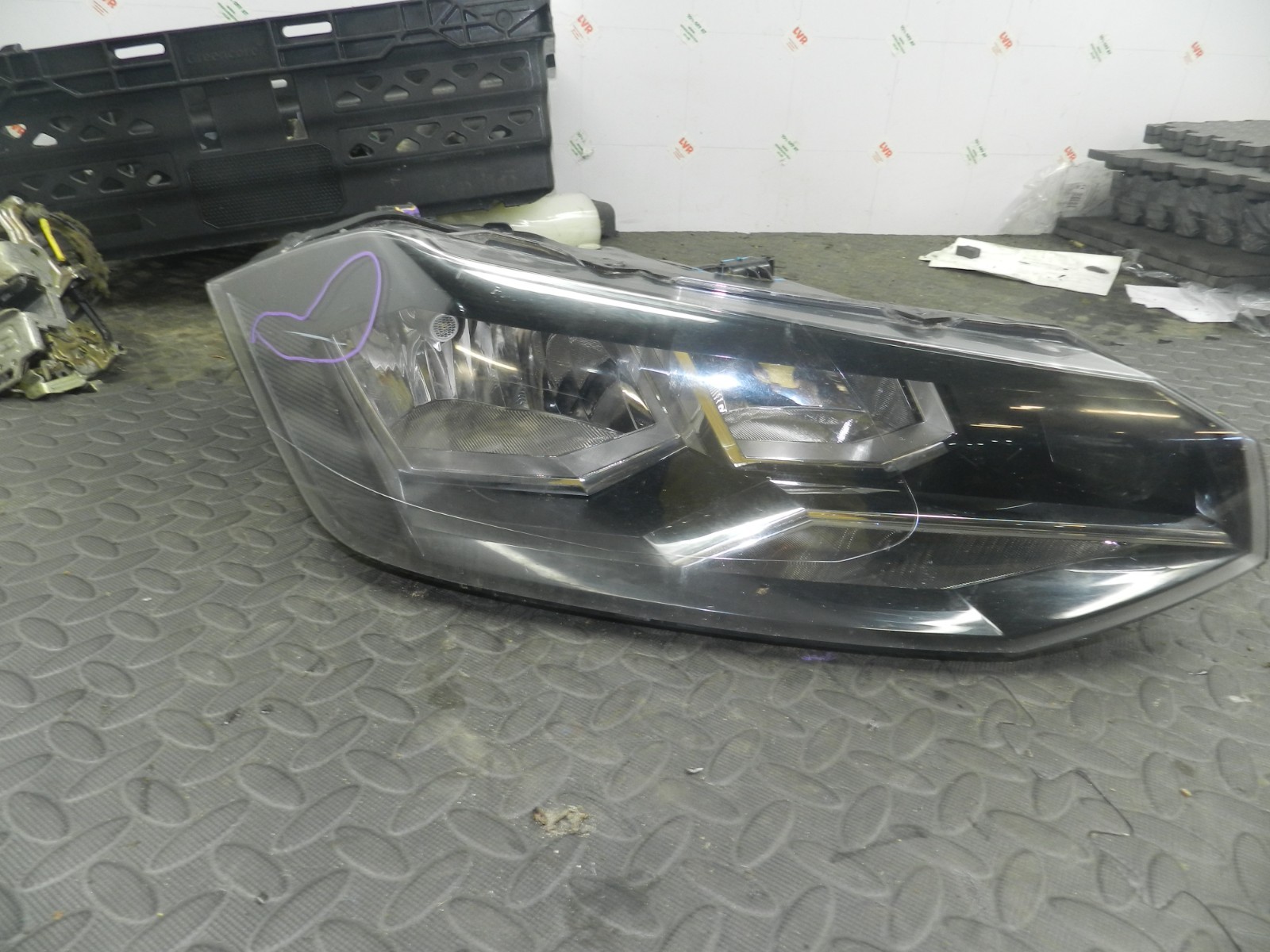 (H0082) INSURANCE DAMAGED HEADLIGHT VOLKSWAGEN POLO DRIVER SIDE 90124432