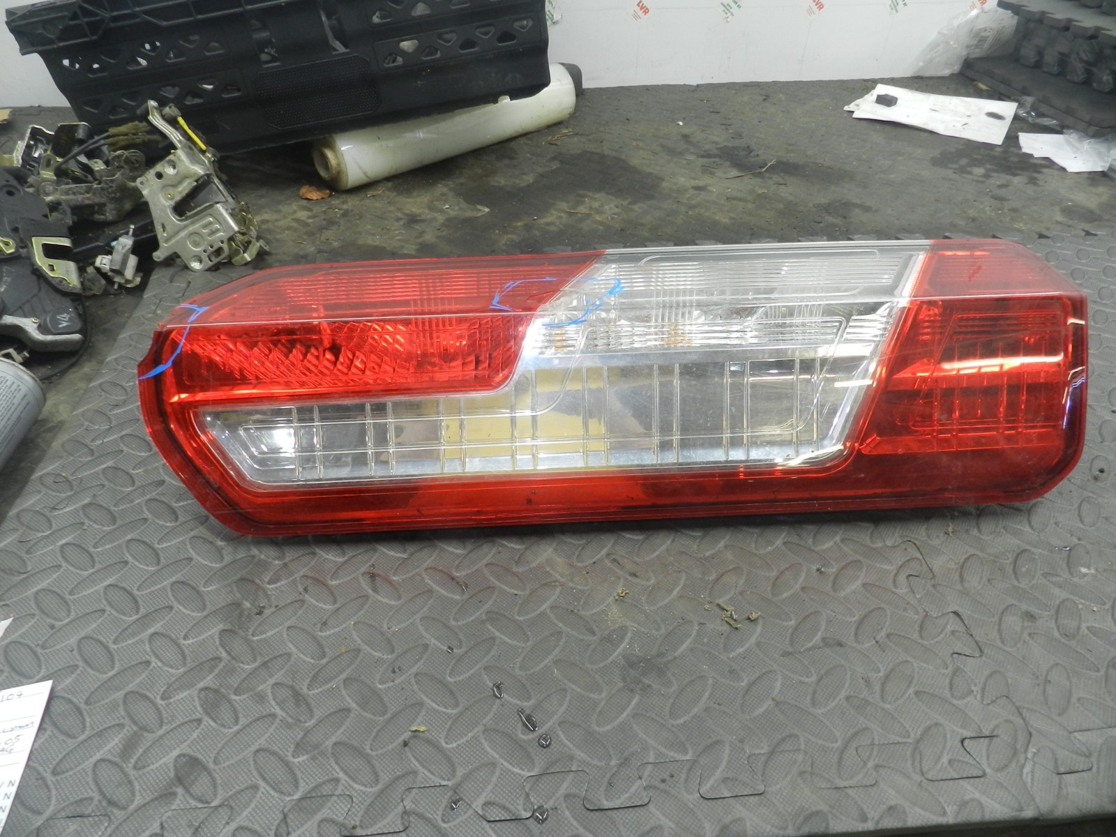 (R104) INSURANCE DAMAGED REAR LIGHT FORD TRANSIT MK8 PASSENGER SIDE BK3113405AG