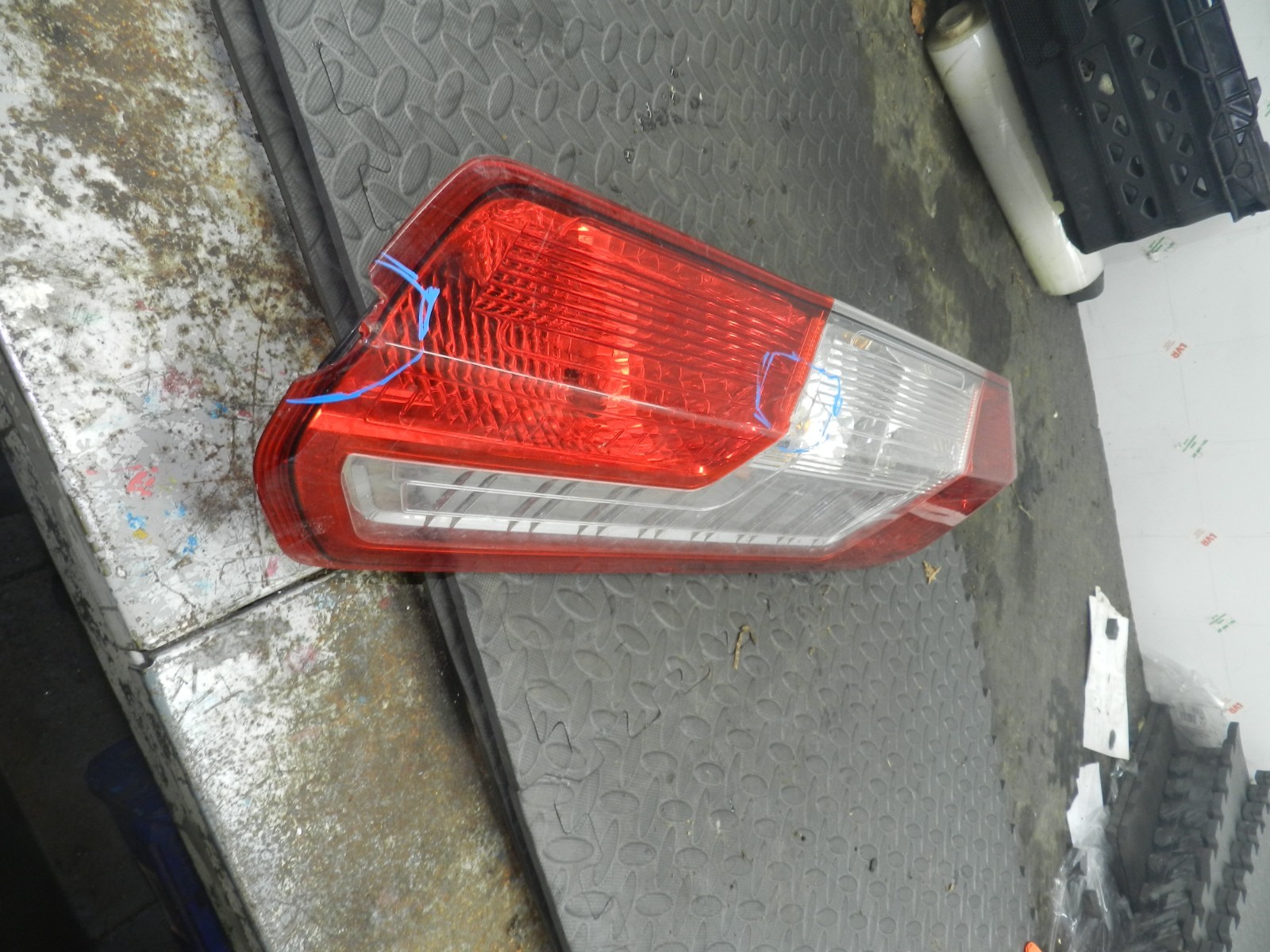 (R104) INSURANCE DAMAGED REAR LIGHT FORD TRANSIT MK8 PASSENGER SIDE BK3113405AG - Image 2