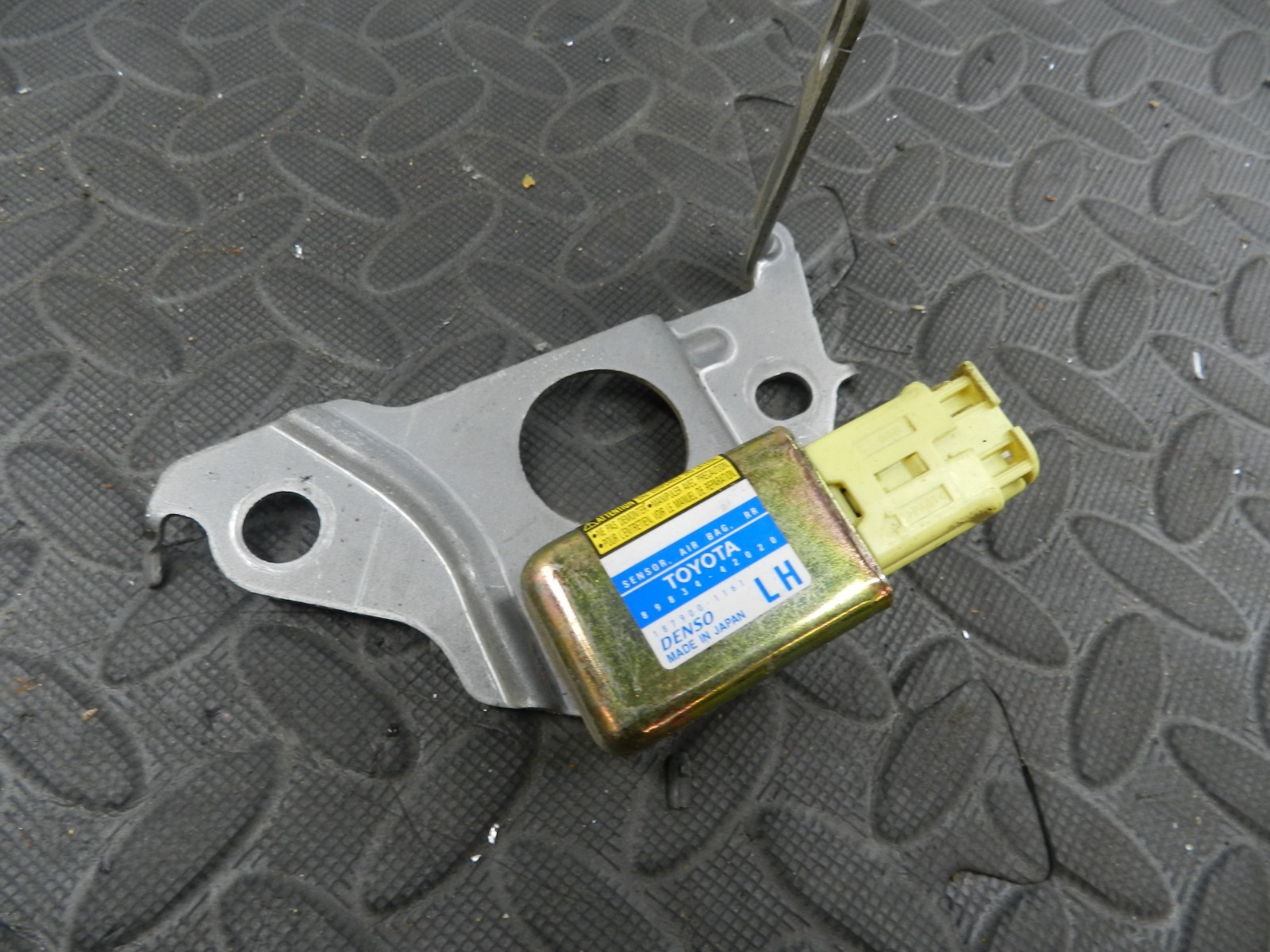 (145) 2003 TOYOTA RAV 4 MK2. AIR BAG CRASH SENSOR 89834-42020