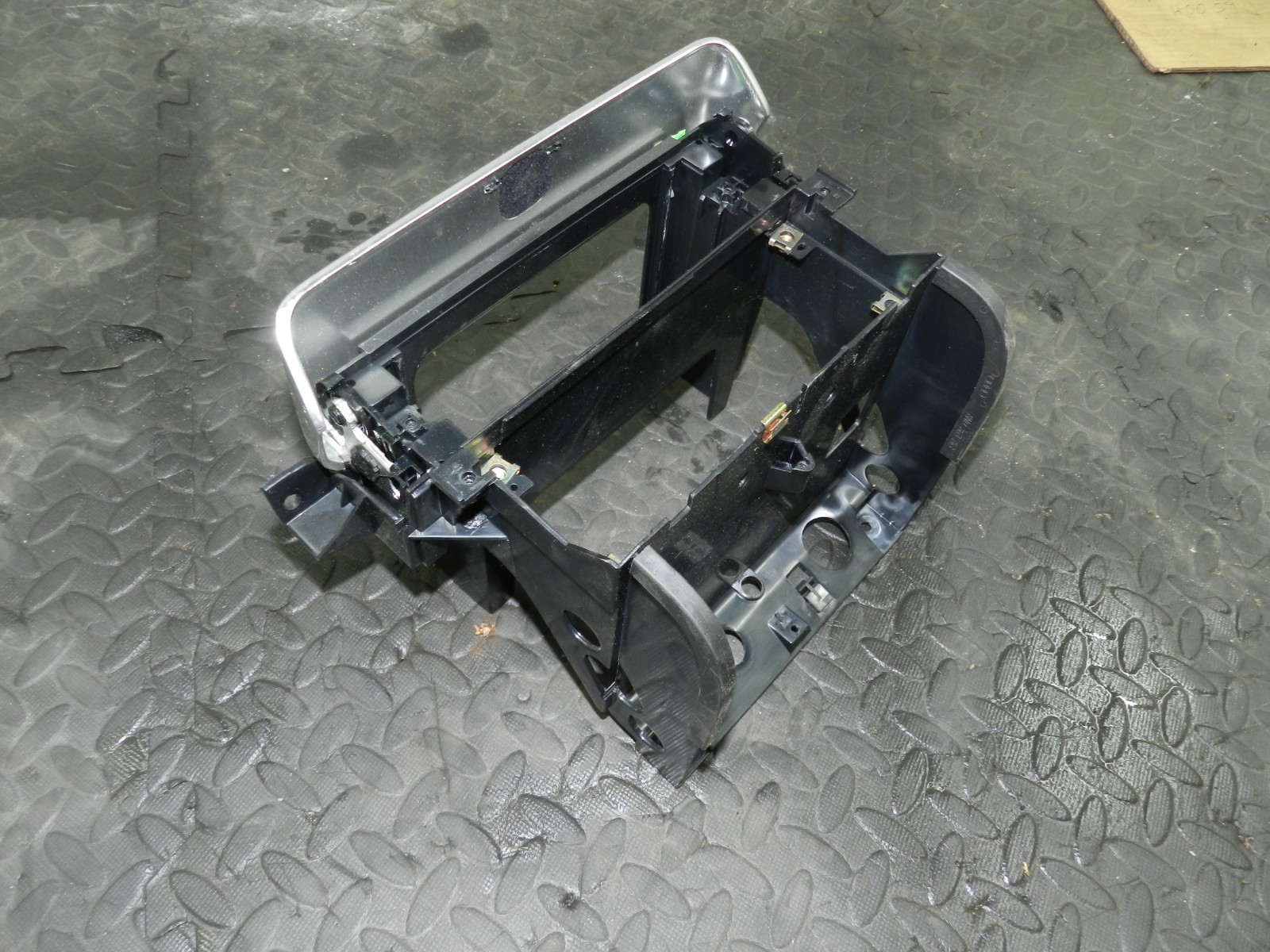 (160) 2000 AUDI TT QUATTRO 8N. CENTRE CONSOLE DASHBOARD RADIO TRIM FRAME