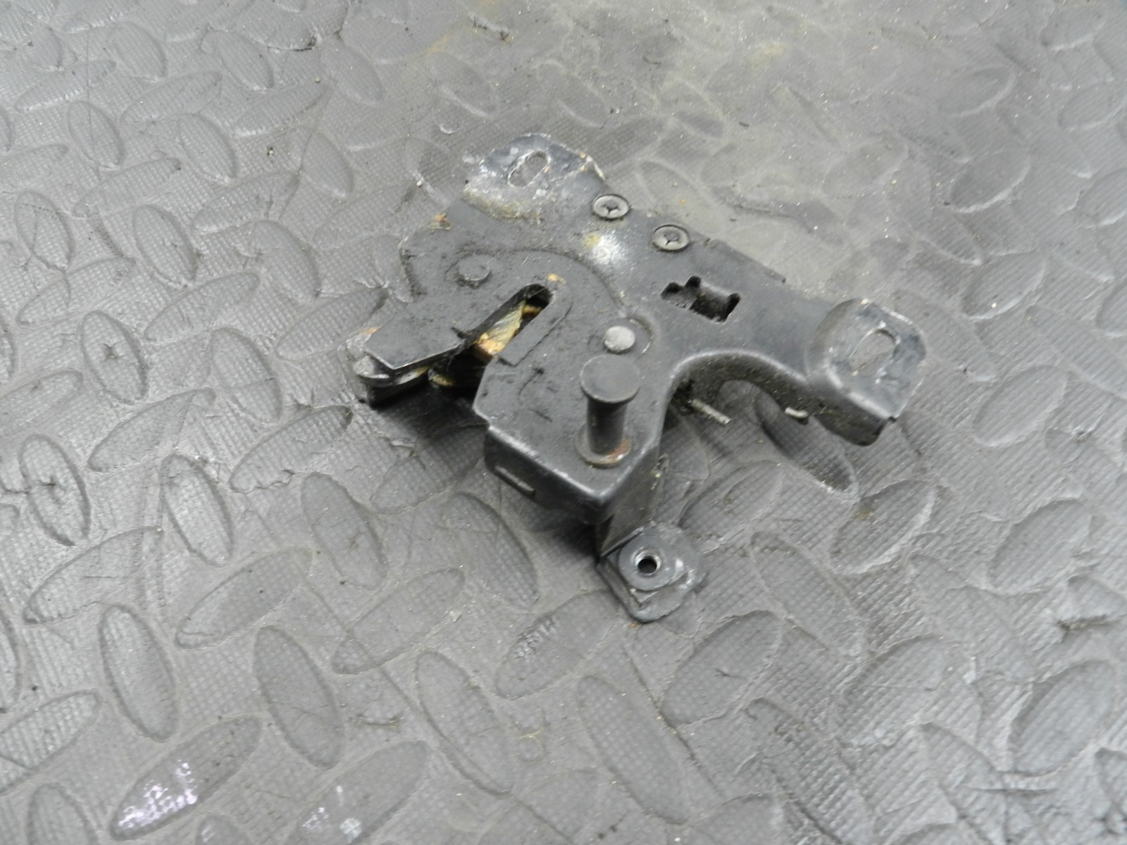 (160) 2000 AUDI TT QUATTRO 8N. BONNET LATCH CATCH LOCK