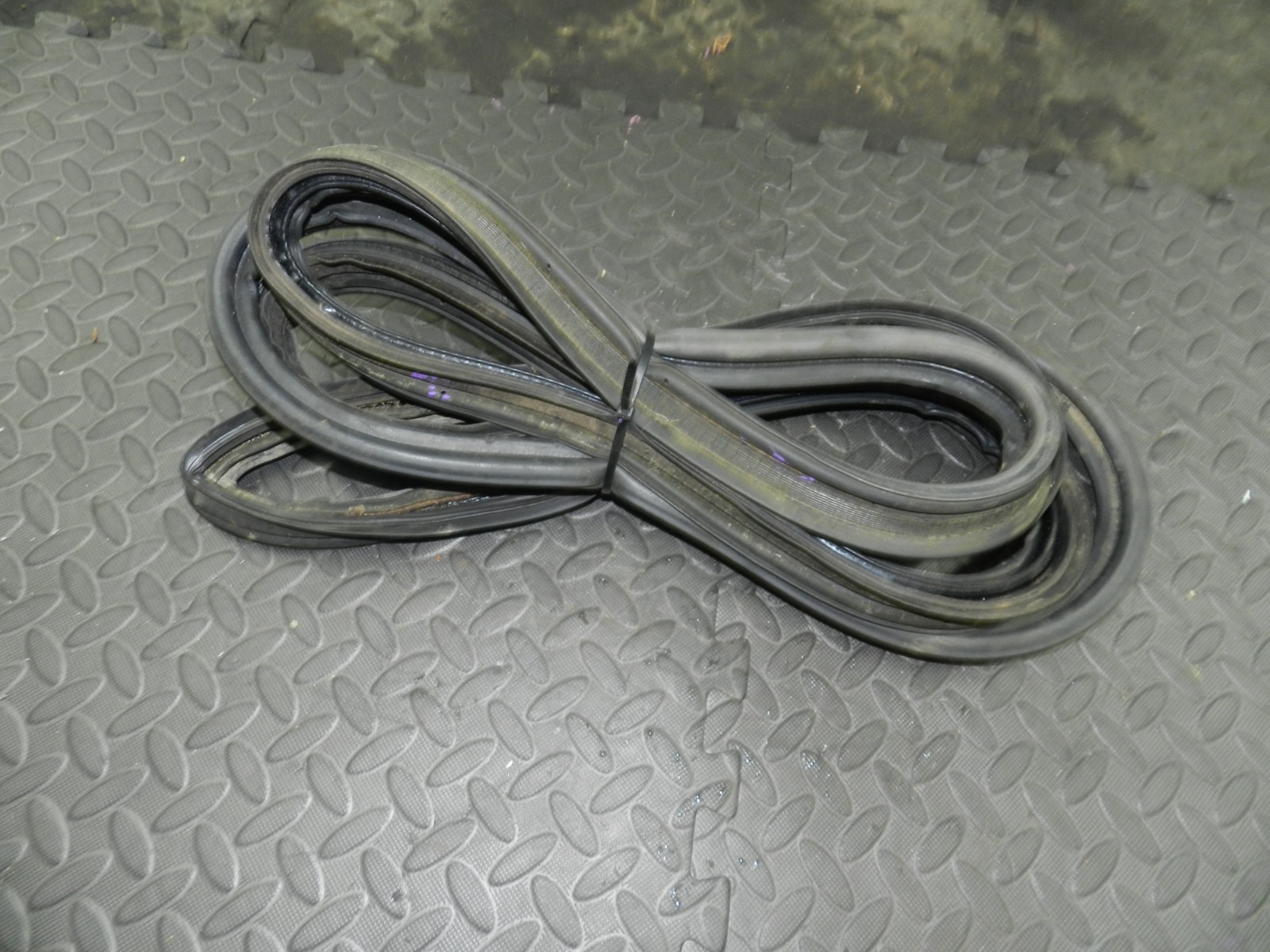 (145) 2003 TOYOTA RAV 4 MK2. BOOT LID TAILGATE DOOR RUBBER SEAL