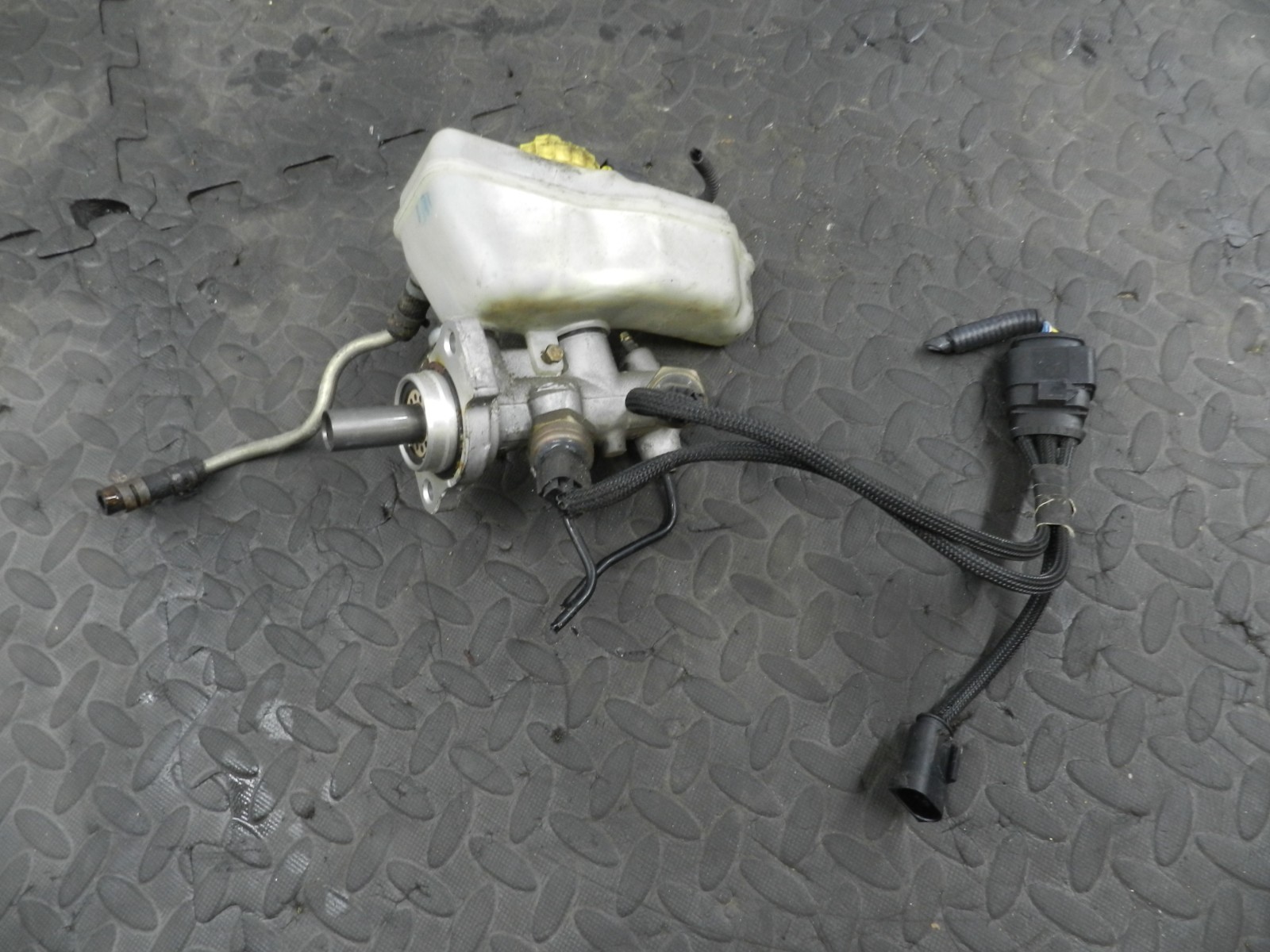 (160) 2000 AUDI TT QUATTRO 8N. BRAKE MASTER CYLINDER WITH SENSORS - Image 2
