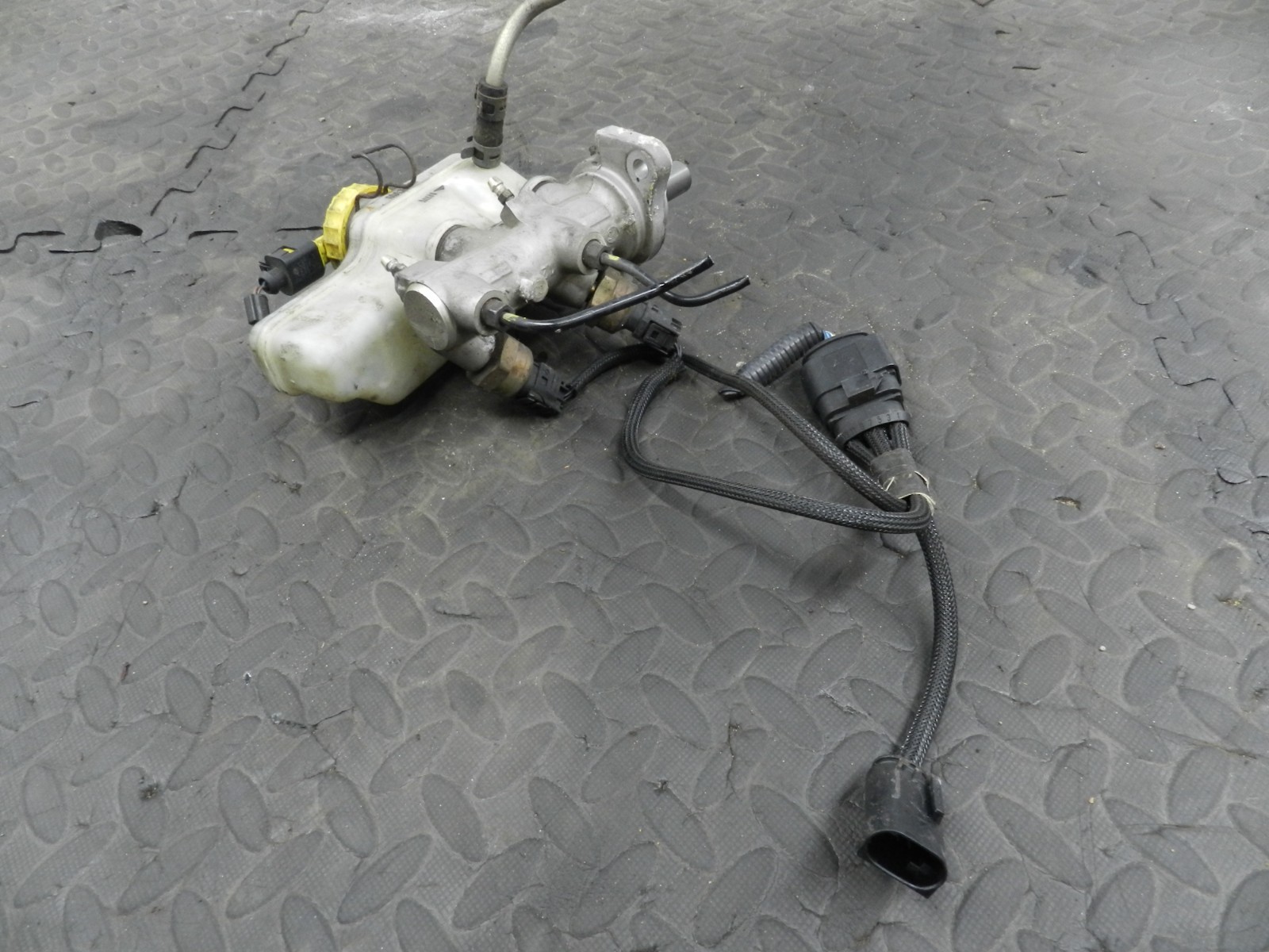 (160) 2000 AUDI TT QUATTRO 8N. BRAKE MASTER CYLINDER WITH SENSORS - Image 3