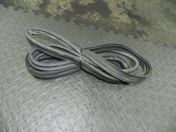 (145) 2003 TOYOTA RAV 4 MK2. BOOT LID TAILGATE DOOR RUBBER SEAL - Image 2