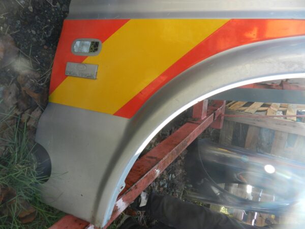 (154) 2003 LAND ROVER DISCOVERY 2 TD5. DRIVER SIDE WING IN SILVER - Image 3