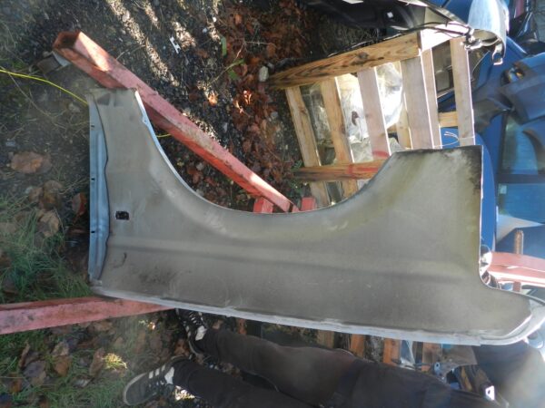 (154) 2003 LAND ROVER DISCOVERY 2 TD5. DRIVER SIDE WING IN SILVER - Image 4