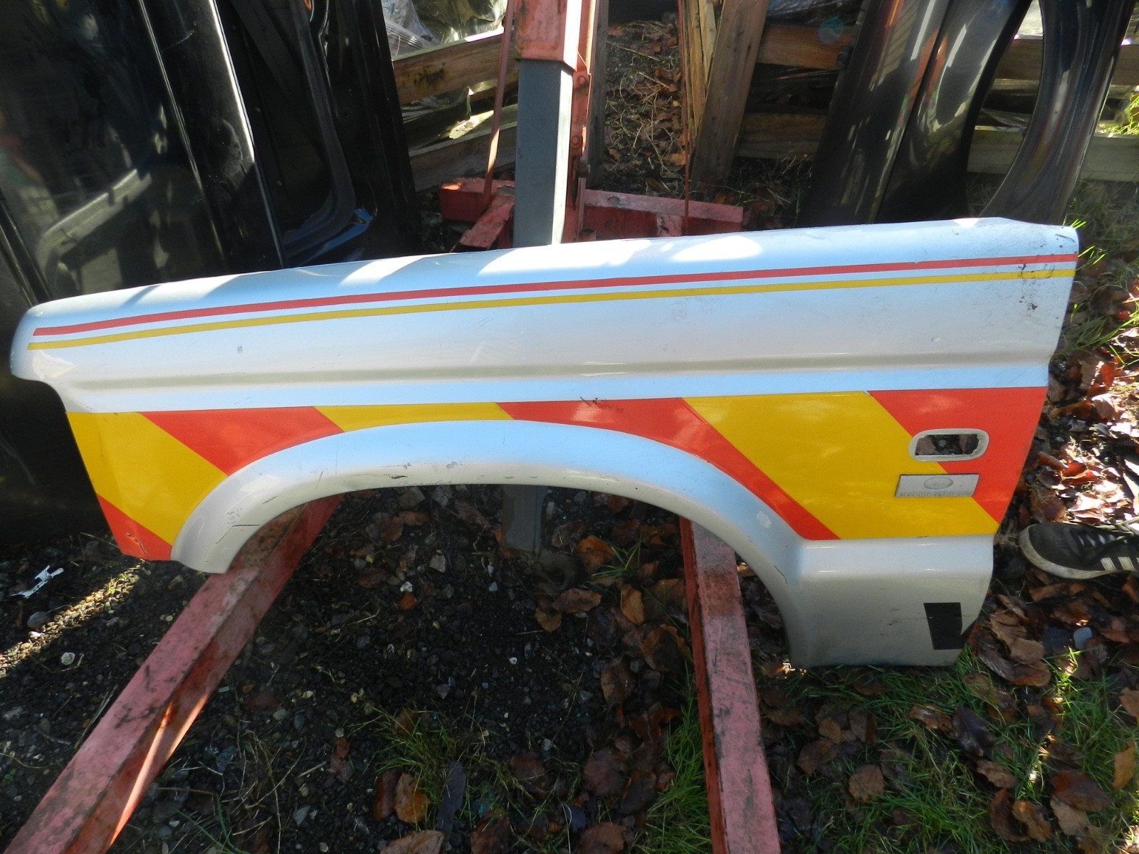 (154) 2003 LAND ROVER DISCOVERY 2 TD5. PASSENGER SIDE WING IN SILVER