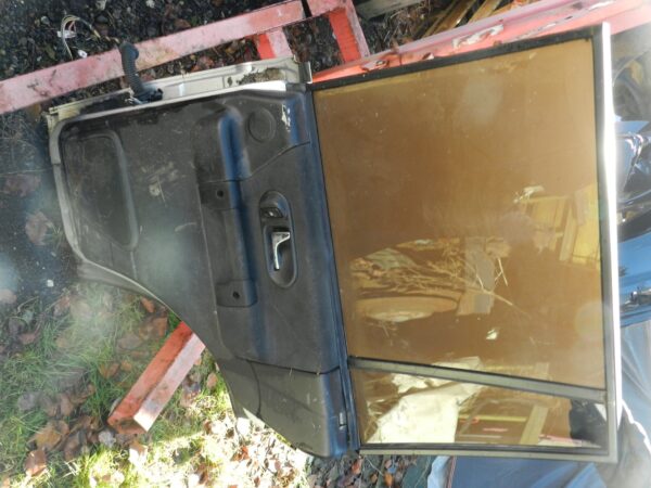 (154) 2003 LAND ROVER DISCOVERY 2 TD5. DRIVER SIDE REAR DOOR COMPLETE SILVER - Image 5