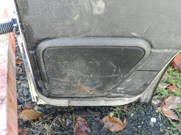 (154) 2003 LAND ROVER DISCOVERY 2 TD5. DRIVER SIDE REAR DOOR COMPLETE SILVER - Image 6