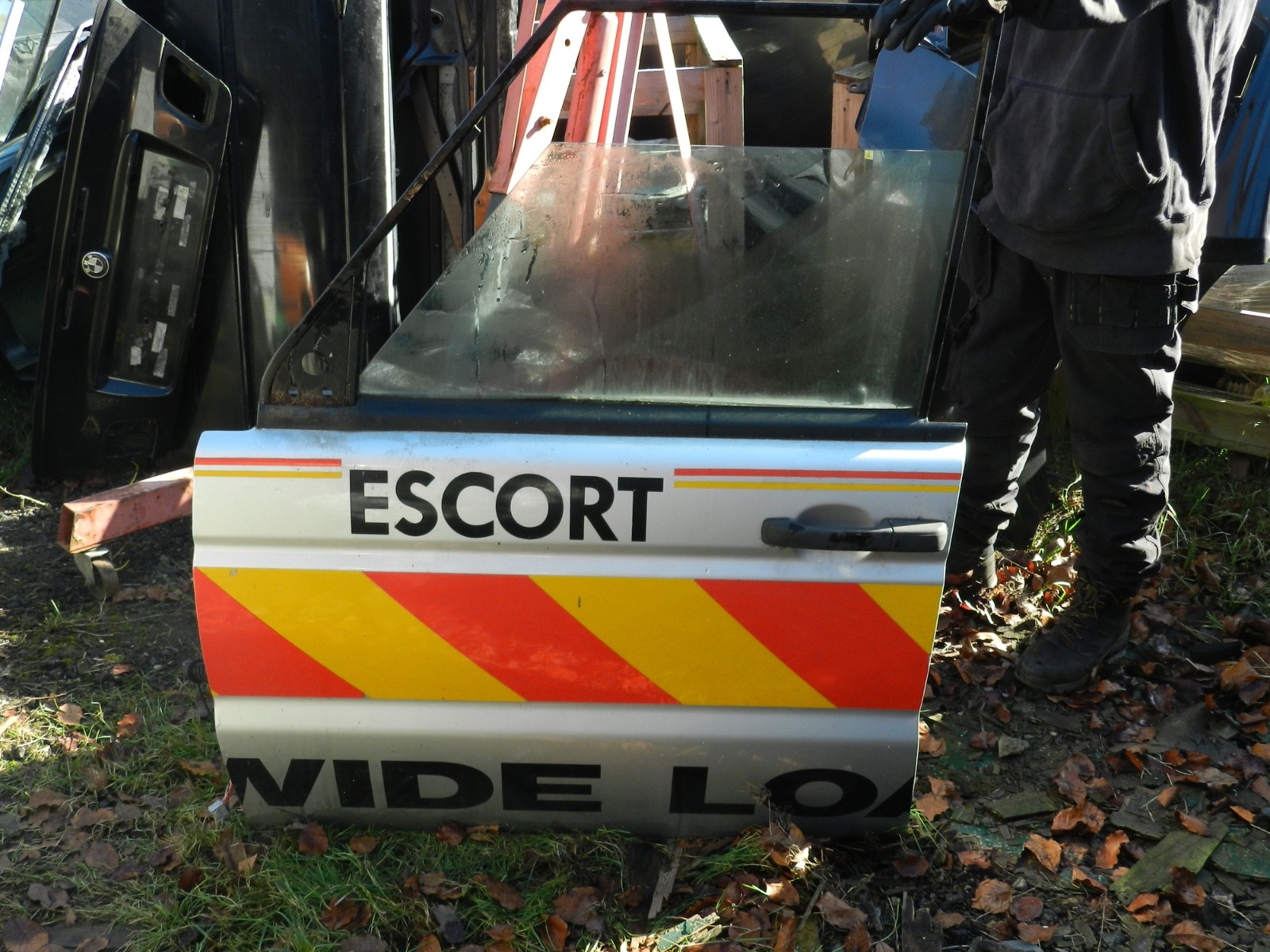 (154) 2003 LAND ROVER DISCOVERY 2 TD5. PASSENGER SIDE FRONT DOOR COMPLETE SILVER