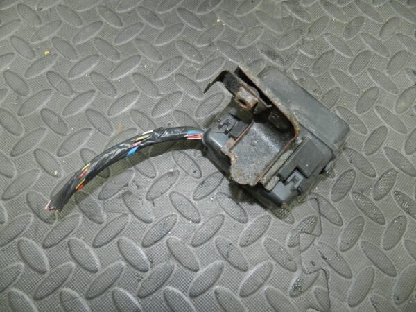 (145) 2003 TOYOTA RAV 4 MK2. RELAY AND FUSE BOX BOARD