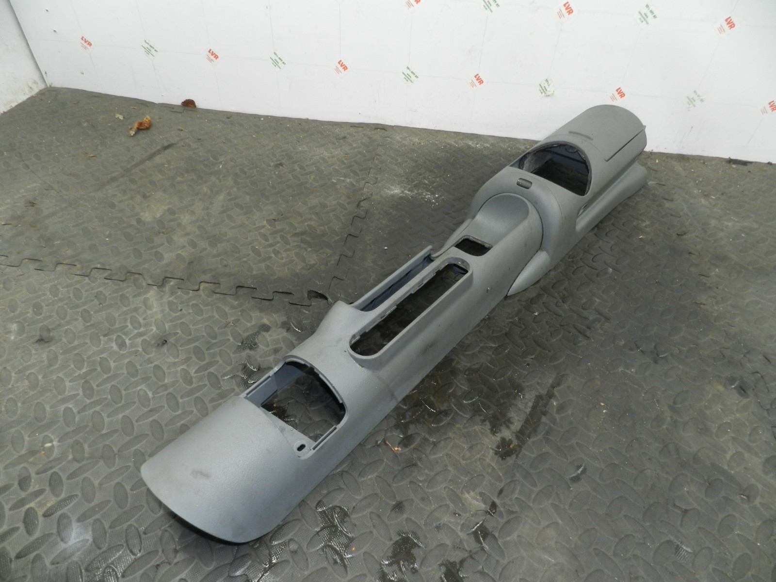 (160) 2000 AUDI TT QUATTRO 8N. CENTRE CONSOLE HANDBRAKE GEAR SURROUND FRAME