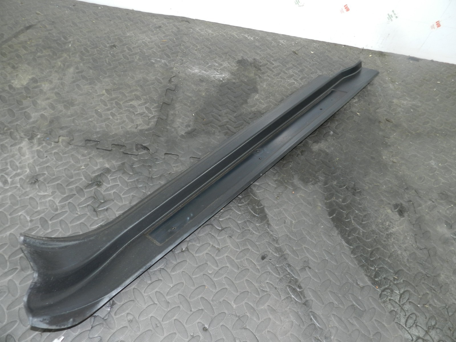 (160) 2000 AUDI TT QUATTRO 8N. DRIVER SIDE OUTER SILL TRIM