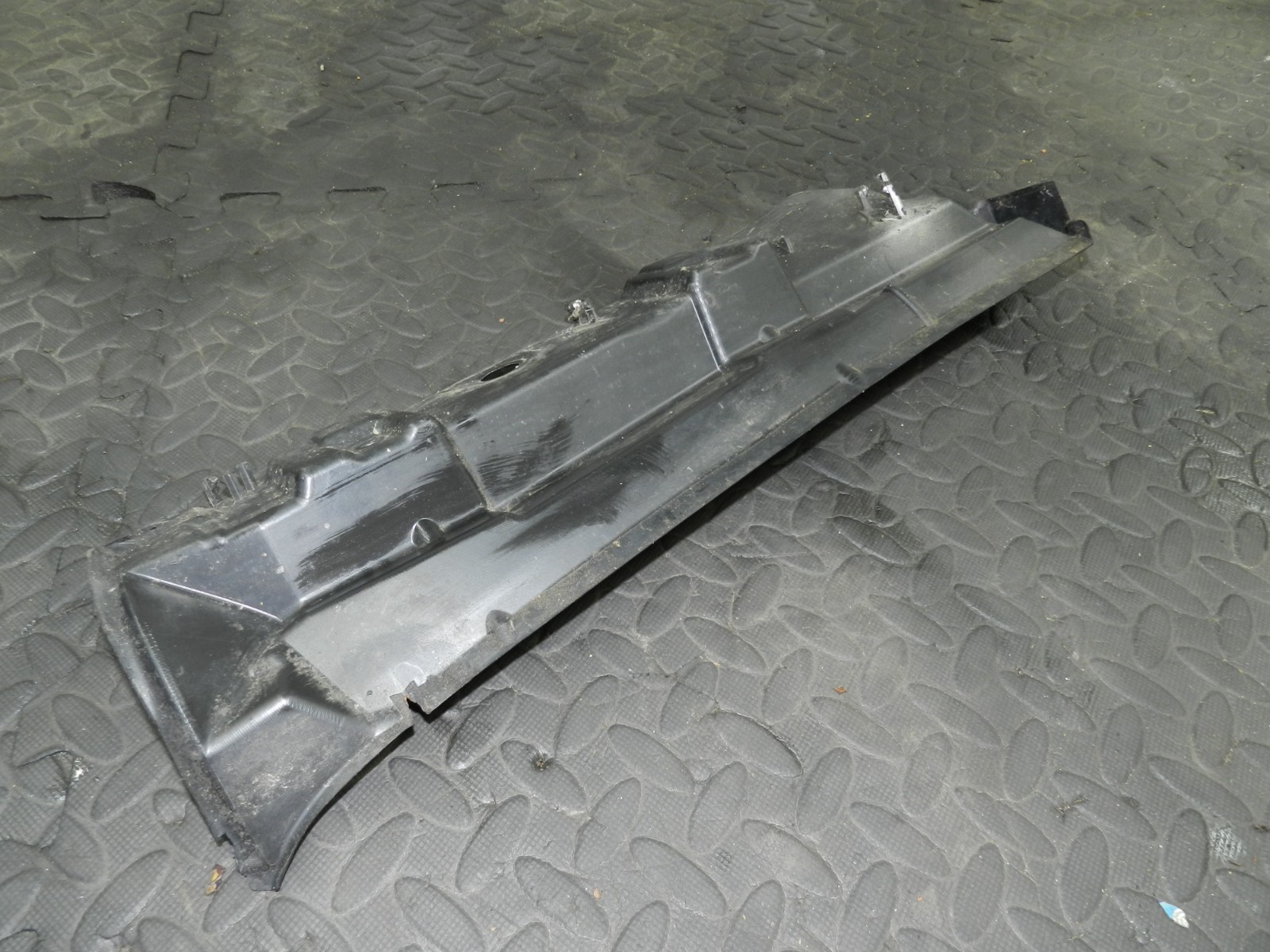 (160) 2000 AUDI TT QUATTRO 8N. PASSENGER SIDE INNER WING TRIM GUARD 8N0821111A - Image 3