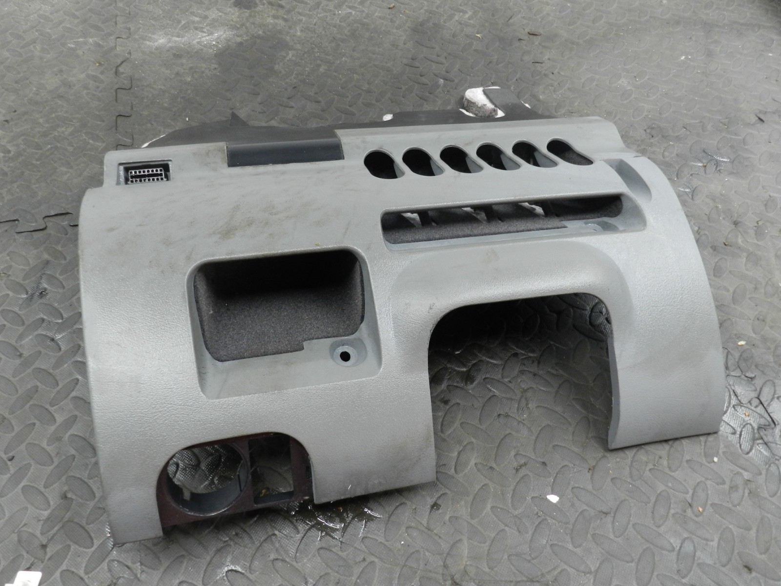 (160) 2000 AUDI TT QUATTRO 8N. DRIVER SIDE LOWER DASHBOARD TRIM