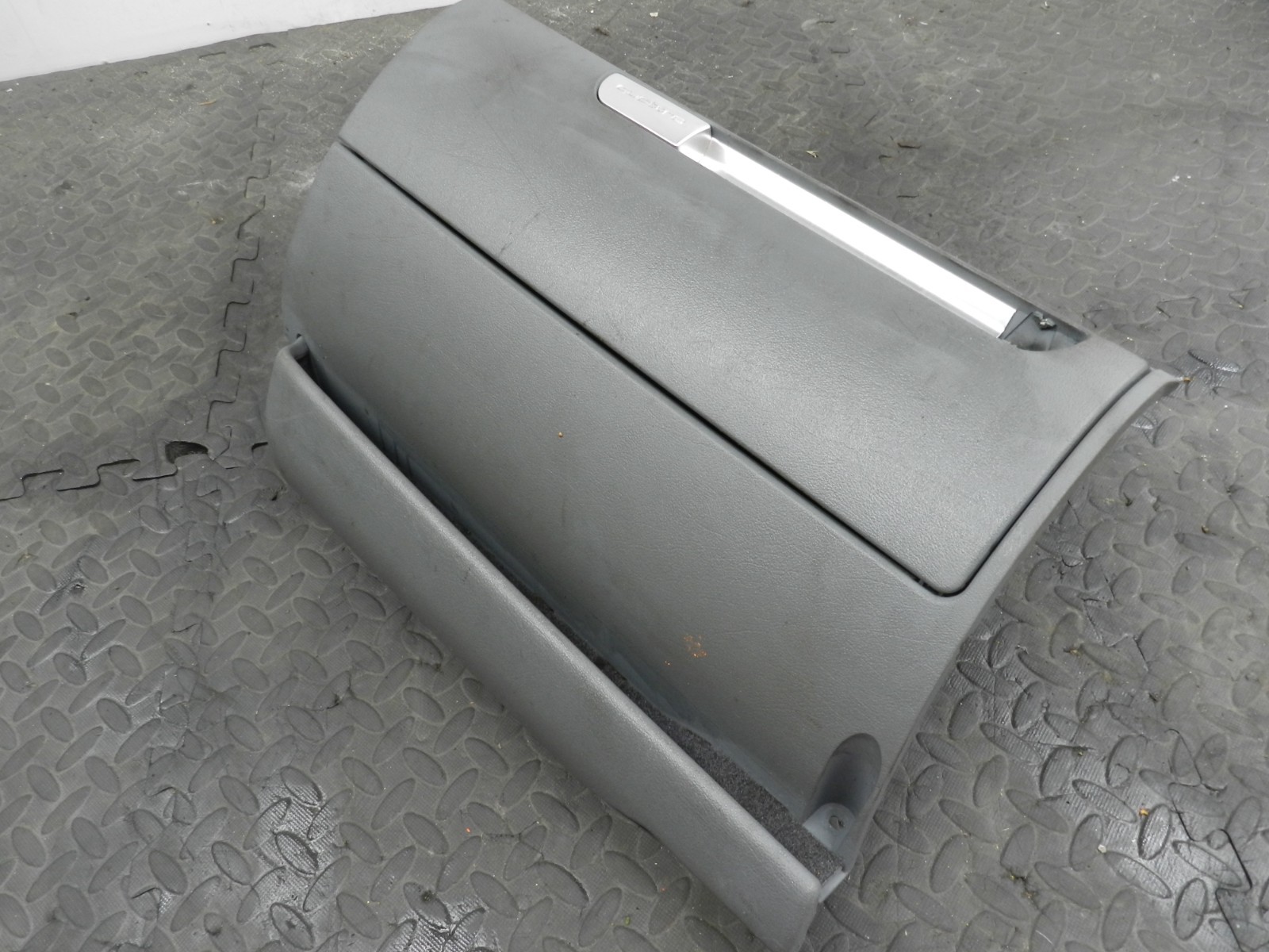 (160) 2000 AUDI TT QUATTRO 8N. GLOVE BOX AND HOUSING BROKEN HANDLE