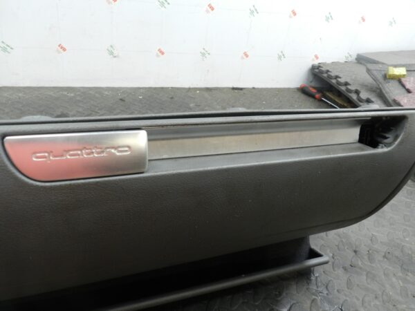 (160) 2000 AUDI TT QUATTRO 8N. GLOVE BOX AND HOUSING BROKEN HANDLE - Image 3