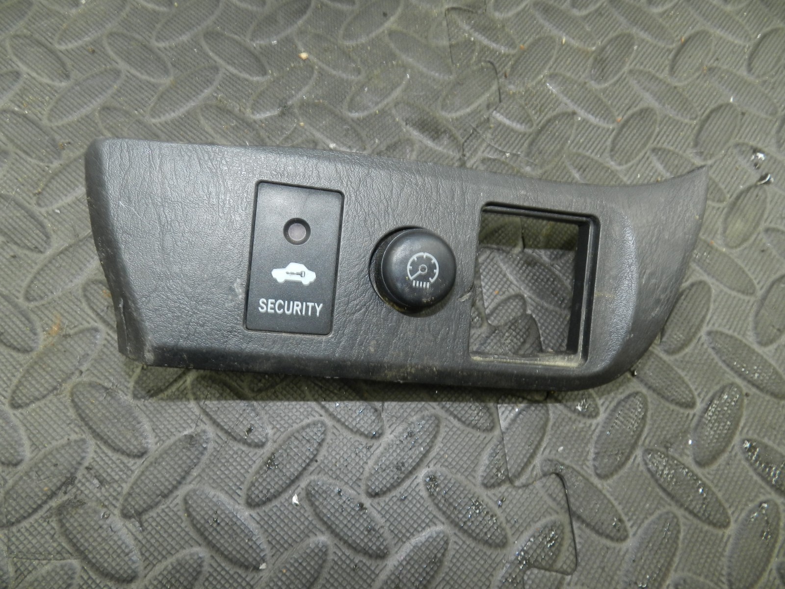 (145) 2003 TOYOTA RAV 4 MK2. DASHBAORD TRIM 55446-42010 DIMMER SECURITY LIGHT