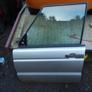 154. 2003 LAND ROVER DISCOVERY 2 TD5. PASSENGER FRONT DOOR IN SILVER