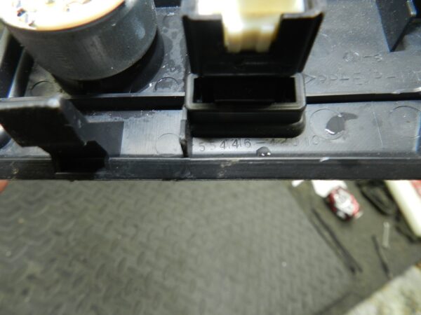(145) 2003 TOYOTA RAV 4 MK2. DASHBAORD TRIM 55446-42010 DIMMER SECURITY LIGHT - Image 3