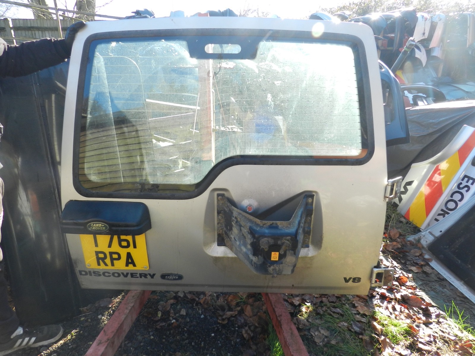 155 1999 LAND ROVER DISCOVERY 2 4.0 V8. BOOT LID TAIL GATE SILVER / GOLD