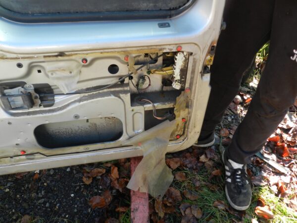 155 1999 LAND ROVER DISCOVERY 2 4.0 V8. BOOT LID TAIL GATE SILVER / GOLD - Image 4