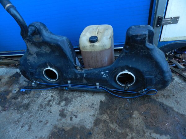 143. 2003 BMW E46 318Ci CONVERTIBLE. PETROL FUEL TANK