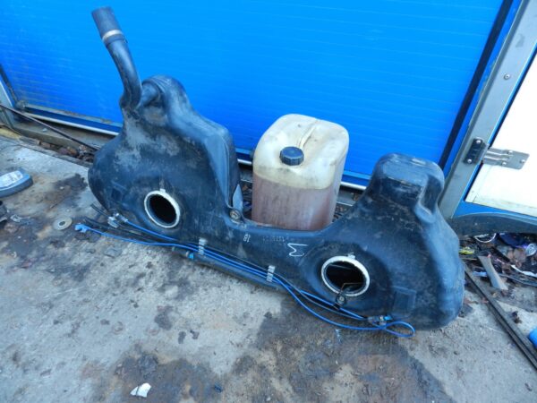 143. 2003 BMW E46 318Ci CONVERTIBLE. PETROL FUEL TANK - Image 2