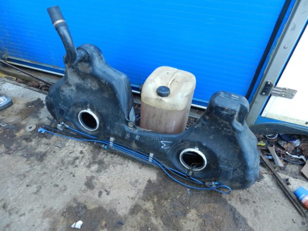 143. 2003 BMW E46 318Ci CONVERTIBLE. PETROL FUEL TANK - Image 3