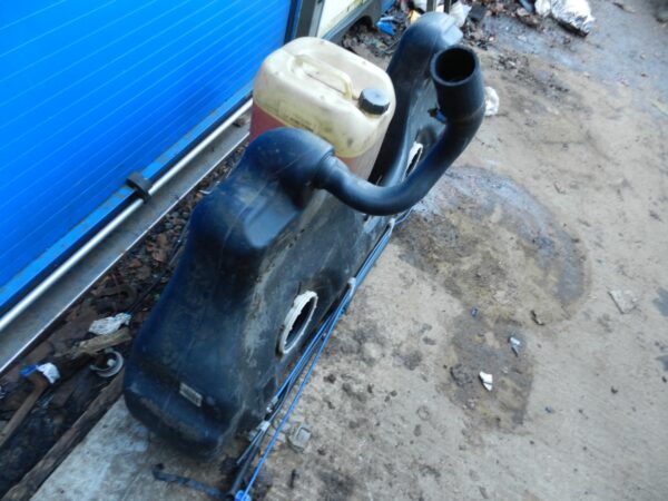143. 2003 BMW E46 318Ci CONVERTIBLE. PETROL FUEL TANK - Image 4