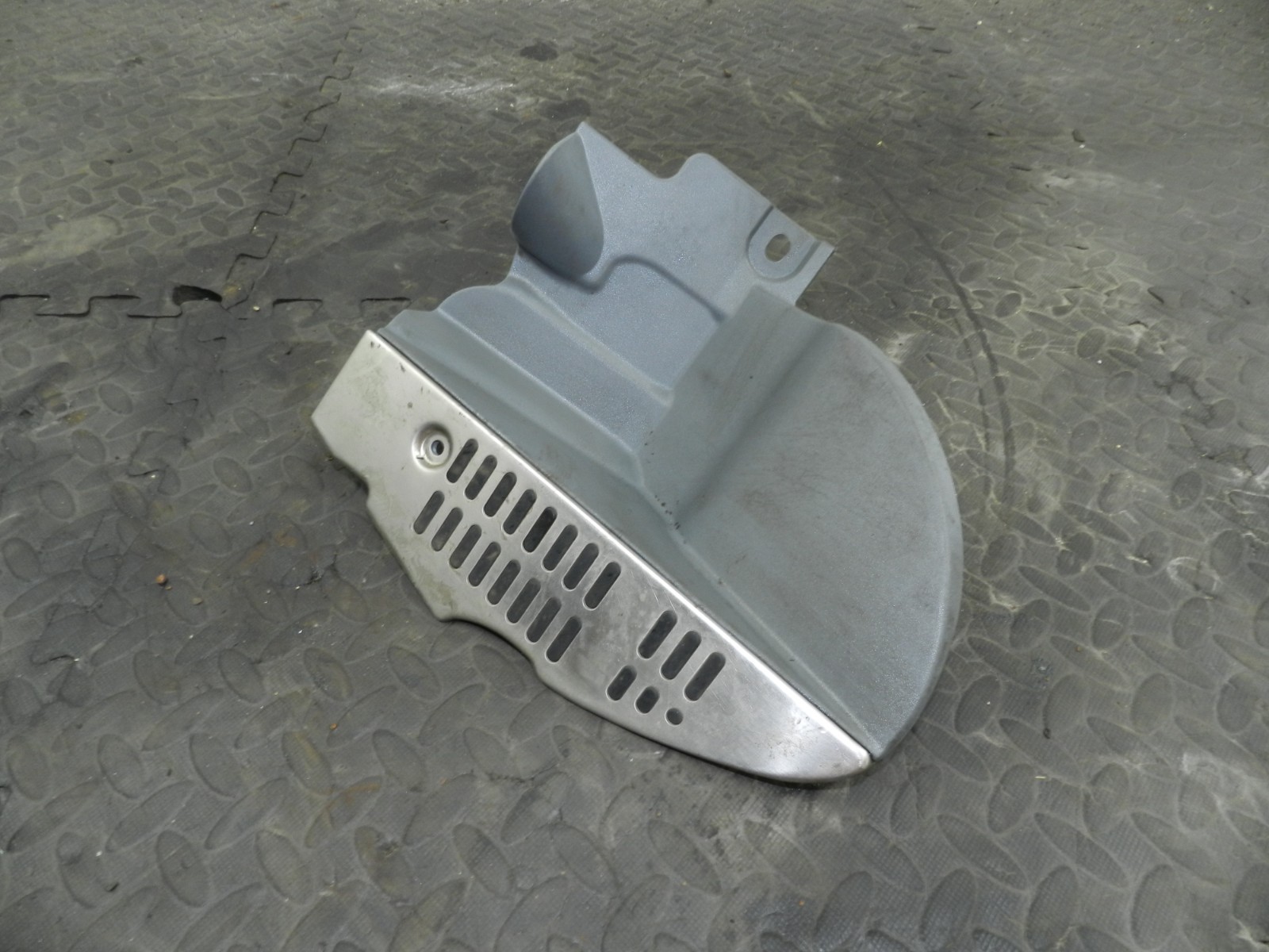 (160) 2000 AUDI TT QUATTRO 8N. FOOT REST BRACKET