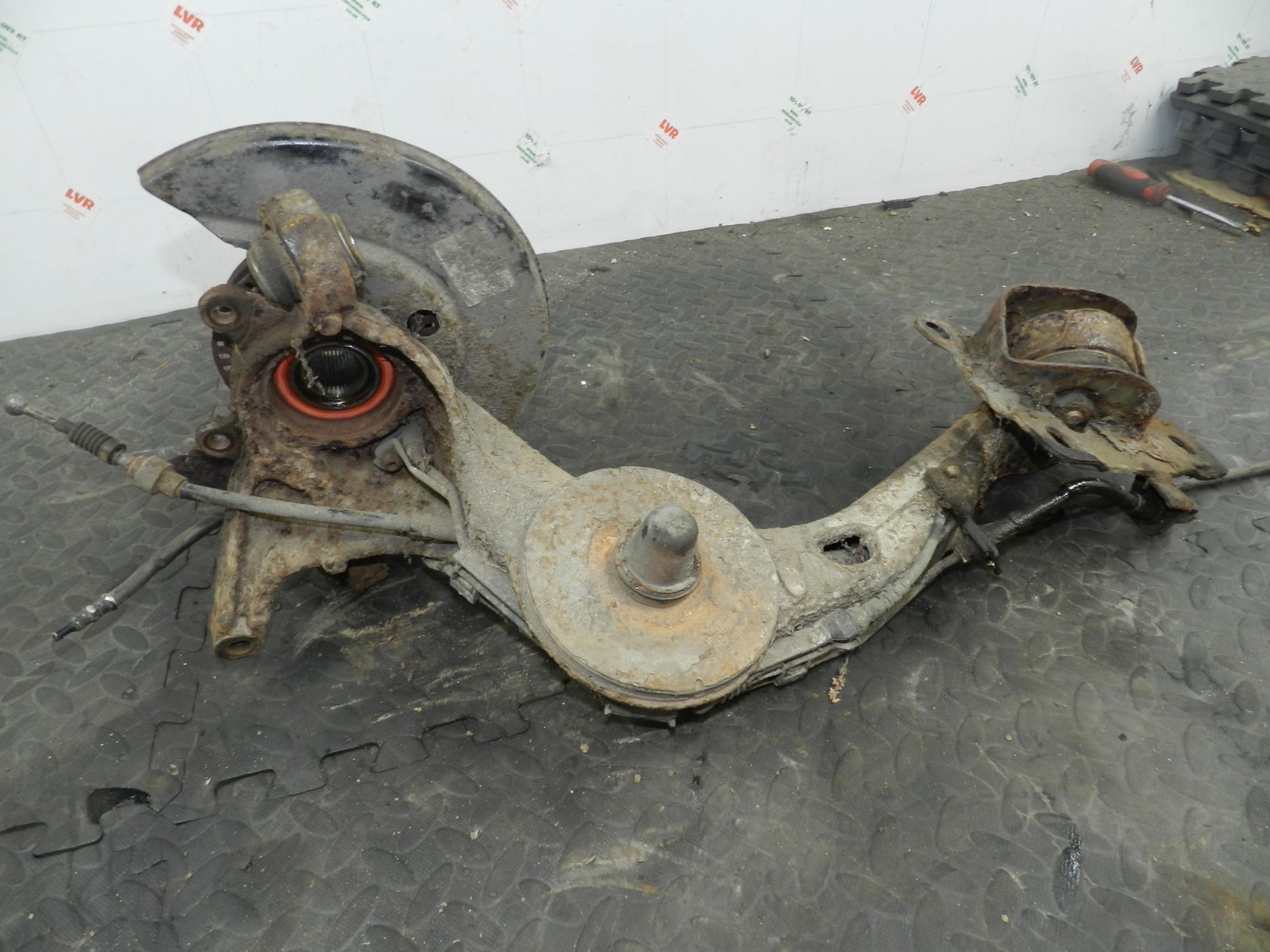 (160) 2000 AUDI TT QUATTRO 8N. PASSENGER SIDE REAR STUB AXLE SWING TRAILING ARM - Image 2