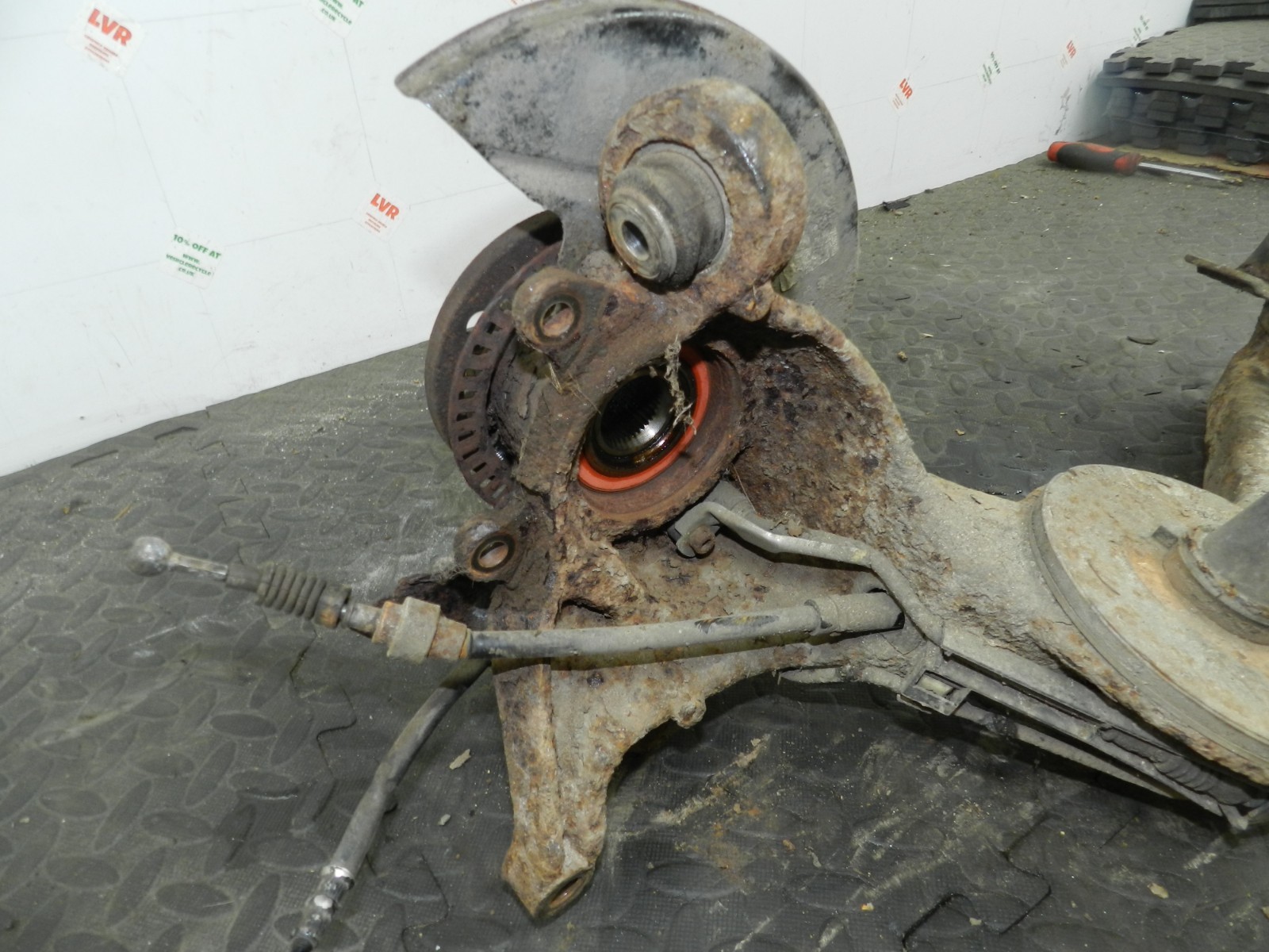 (160) 2000 AUDI TT QUATTRO 8N. PASSENGER SIDE REAR STUB AXLE SWING TRAILING ARM - Image 3