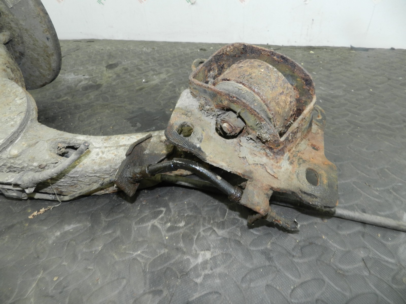 (160) 2000 AUDI TT QUATTRO 8N. PASSENGER SIDE REAR STUB AXLE SWING TRAILING ARM - Image 4