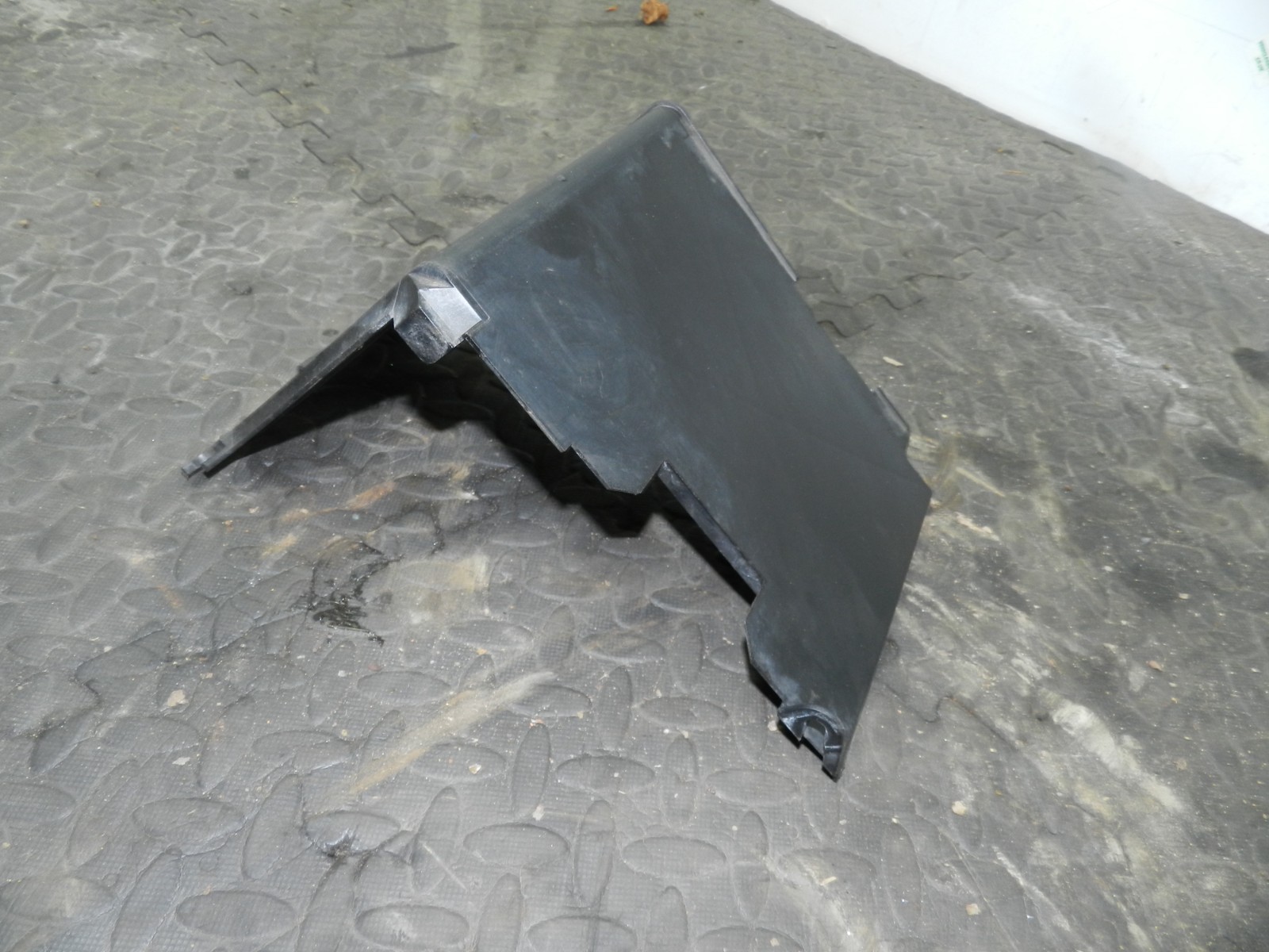 (160) 2000 AUDI TT QUATTRO 8N. BATTERY TRAY SURROUND - Image 2