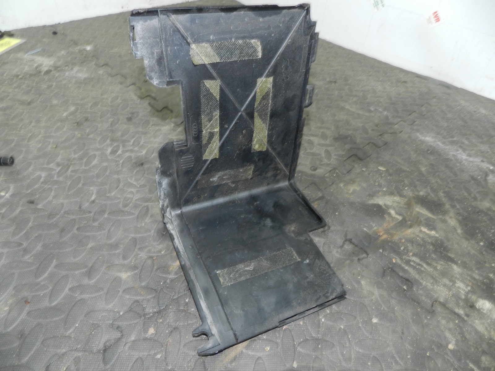 (160) 2000 AUDI TT QUATTRO 8N. BATTERY TRAY SURROUND - Image 3