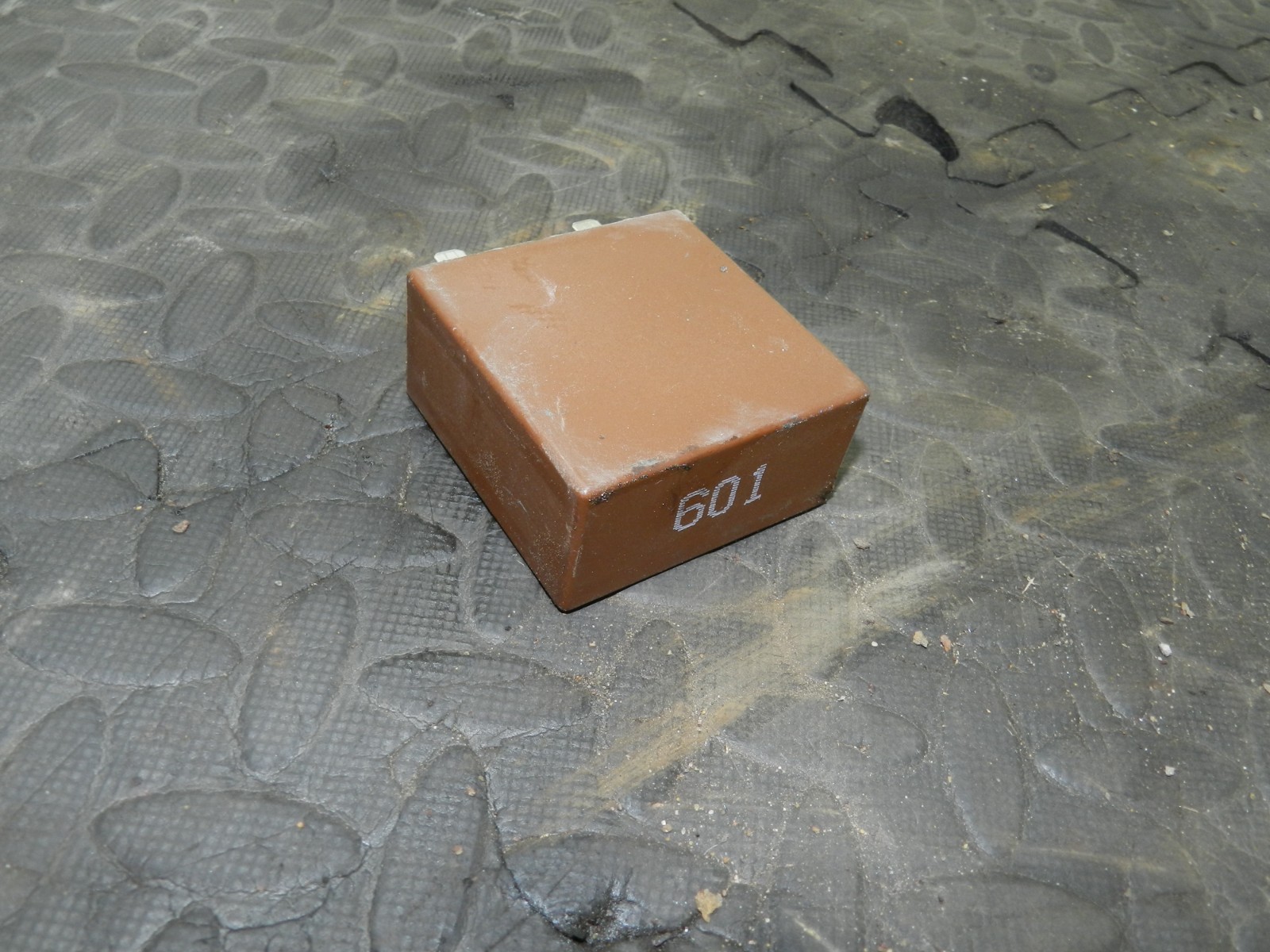 (160) 2000 AUDI TT QUATTRO 8N. 601 WIPER MOTOR RELAY 8N0955531B - Image 2